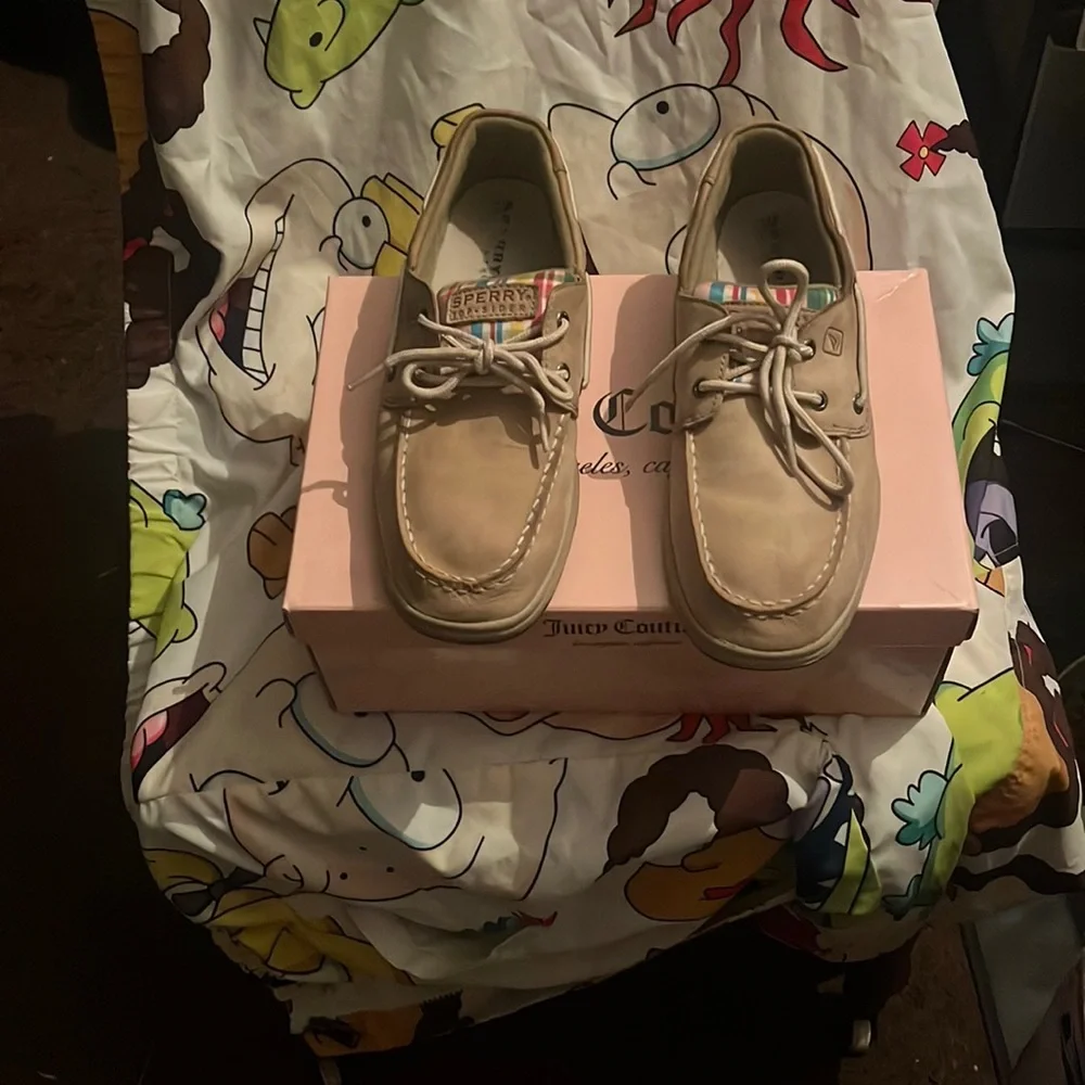 Sperry boat shoes in big kids girls. They are still in good condition